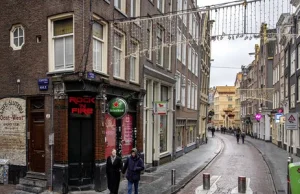 Wyludnione ulice, zamknięte sklepy i bary. Efekty lockdownu w Holandii