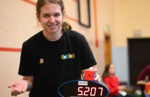 Polak pobił rekord świata w ułożeniu Kostki Rubika: średnia 5,09 s