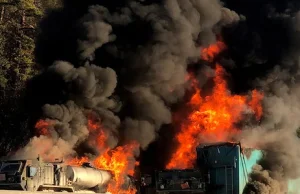 "Piekło" na autostradzie. Ciężarówka uderzyła w pojazdy amerykańskiej armii.