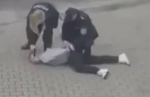 Policjantka przykłada pistolet do głowy