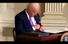 Joe Biden i długopis