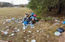 Sterta śmieci po żołnierzach WP nad Narwią