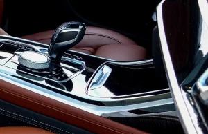 BMW X7 ma problem z cupholderami. Rozlana kawa może zakończyć jazdę.