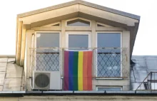 Poznań. Sąsiedzi pobili parę lesbijek, bo wywiesiły tęczową flagę