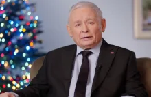 Kaczyński składa życzenia Polakom. Na choince złota kaczka i kot