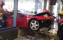 82-latek w Ferrari wjechał do centrum handlowego. Dosłownie - przez szybę...