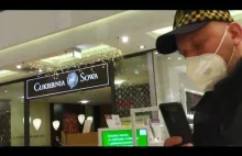Mężczyzna wyjaśnia policji że maski są nielegalne.