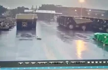Kamera CCTV sfilmowała bezpośrednie uderzenie pioruna w parasol