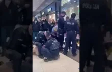 Policja połamała ręce chłopakowi choremu na astmę za brak maseczki.