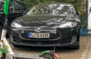 Fin wysadził swój samochód elektryczny Tesla S. Powód? Koszt wymiany baterii