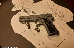Policja przekazała pistolet VIS odkryty w trakcie remontu do muzeum GALERIA&FILM