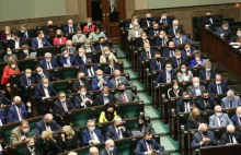 Bunt w klubie PiS. "Antyszczepionkowcy" z pisu chcą zniesienia restrykcji.