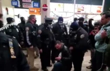 Dzielna milicja w NY aresztuje smakoszy burgerów za brak paszportu covidowego