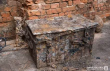 Tajemnicza zamknięta skrzynia odkryta w ruinach pałacu w Goszczu