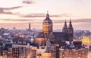 Władze Amsterdamu zakazały manifestacji przeciwko obostrzeniom. Powód?...