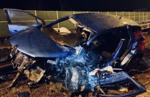 18-latek w BMW wpadł w Renault, kierowca zginął.