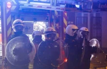 Belgia: Policjanci zaatakowani fajerwerkami i butelkami, jednego pogryziono