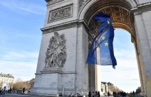 Flaga Unii Europejskiej zdjęta z Łuku Triumfalnego we Francji.