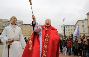 Religijność spada, abp Jędraszewski tłumaczy: internet, smartfony i...