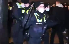 Niemiecka Policja ucieka przed nowymi obywatelami ich kraju.