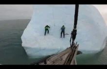 Dwójka wspinaczy w tarapatach, gdy góra lodowa obraca się o 180 stopni