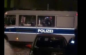 Berlin: policjant bije kobietę w radiowozie podczas protestów
