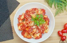 Tortellini zapiekane w sosie pomidorowym - Wędrówki po kuchni