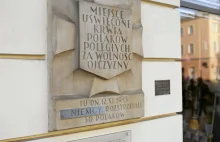Zniszczyli tablice pamięci w Warszawie. Ale dochodzenie umorzono, bo "nie...