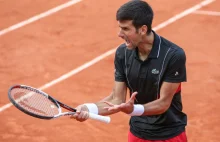 Djokovic uwięziony na lotnisku w Melbourne. Pilnuje go uzbrojona straż