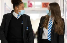 Rząd UK: maski w szkołach statystycznie nieistotne w walce z Covidem