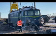 Podnoszenie lokomotywy, wykolejonej po wypadku w Gołuchowie.