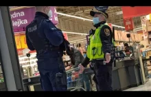 Policja i Straż Miejska "dzielnie" kontrolują maseczki w sklepie. Styczeń 2022
