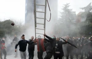 Zamieszki w Albanii. Demonstranci wtargnęli do siedziby opozycji