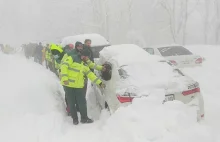 Chcieli zobaczyć zimę. Trwa akcja ratunkowa, wielu zamarzło w samochodach...
