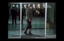 Słynna scena z automatycznymi drzwiami na Centralnym :)
