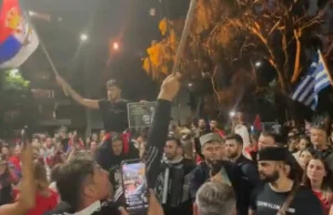 Protestujący w Australii pod "więzieniem" gdzie się znajduje Novak Đoković.