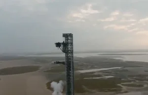 Elon pokazuje wieżę startową Starshipa