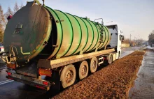 21 ton gnojowicy wylało się na drogę krajową. Służby usuwają skutki...