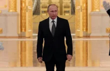 Dlaczego Władimir Putin tak dziwnie chodzi? Eksperci mają teorię [WIDEO]