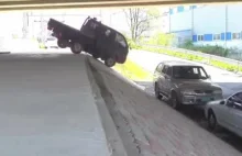 Kierowca próbuje podjechać pod kątem 45 stopni