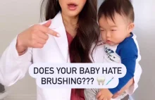 Dentystka pokazuje jak wyczyścić zęby u rocznego dziecka które tego nie lubi