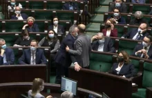 Sejm o 23.00: Poseł Sienkiewicz chwiejnym krokiem wchodzi na salę obrad