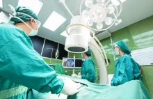 Po operacji w lubelskim szpitalu u pacjenta znaleziono zaszytą chustę.