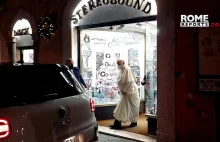 Papież Franciszek wpadł do sklepu płytowego w Rzymie. Wyszedł z winylem
