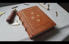 Ręczne składanie i oprawianie skórą notatnika w stylu średniowiecznego bizancjum