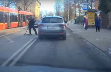 Katowice: Szeryf na hulajnodze szykował się do bójki. Kierowcy uciekali...