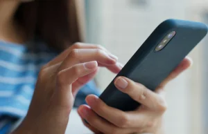 Skanowanie treści SMS-ów nowym pomysłem rządu na walkę z oszustami