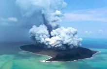 Dramat na Pacyfiku. Po potężnej erupcji w wyspy uderzyło tsunami. Ludzie w...