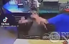 Wściekła blondynka atakuje mężczyznę w barze.