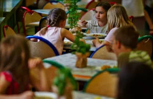 Włochy. Dzieci podczas obiadu w stołówce mają milczeć. By zmniejszyć...